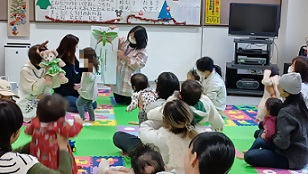 写真：旗屋学区子育て交流会に集まった親子