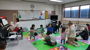 写真：クリスマスソングを聴く親子