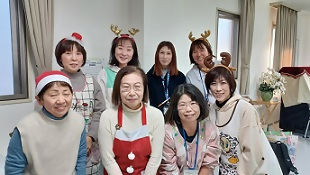 写真：子育て交流会のスタッフの皆さんの笑顔