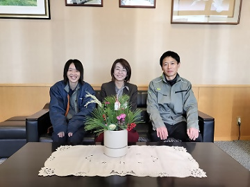 写真：門松を飾り、笑顔の区長たち