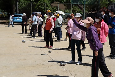 写真：ペタンク大会を楽しむ人たち
