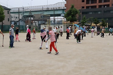 写真：グラウンドゴルフを楽しむ人たち