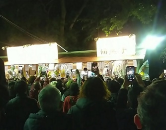 写真：初えびすで賑わう人々