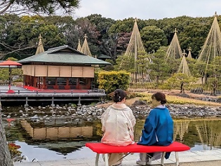 写真：雪吊りの風情を楽しむ人たち
