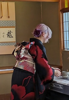 写真：お運びの方