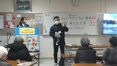 写真：特殊詐欺について説明する警察官