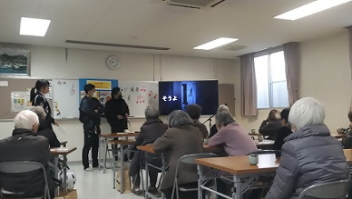 写真：特殊詐欺犯人の声の映像を見ているところ