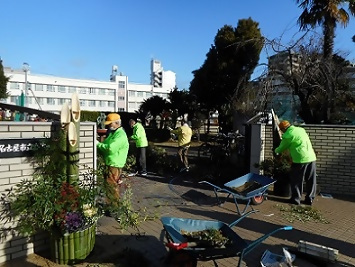 写真：高蔵小学校での門松作りの様子