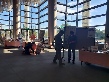 写真：会場で準備をしている様子