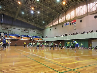 写真：元気いっぱいに試合をする子どもたち