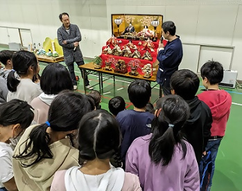 写真：伝統工芸のお話を聞く子どもたち