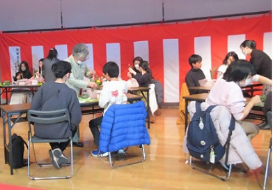 写真：楽しそうに花を活ける皆さん