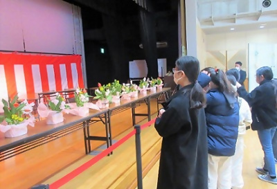 写真：きれいに並ぶ作品を眺める人たち