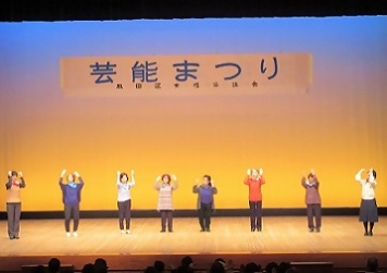 写真：手話コーラスを披露する皆さん