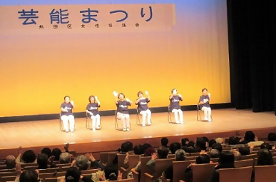 写真：脳トレ体操で盛り上げてくださる皆さん