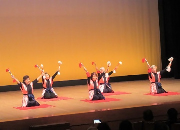 写真：銭太鼓を披露する皆さん