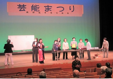 写真：お楽しみ抽選会を楽しむ皆さん