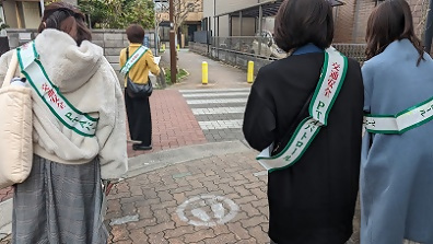 写真：見通しの悪い交差点のチェック