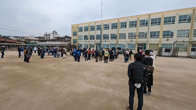 写真：大掃除の集いに集まった人々