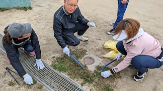 写真：PTA清掃で草を取る人たち