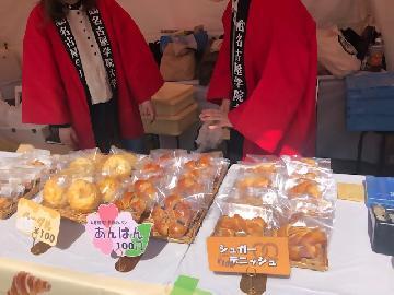 写真：クッキーやパンを販売するブース