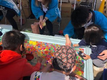 写真：スーパーボールすくいの様子