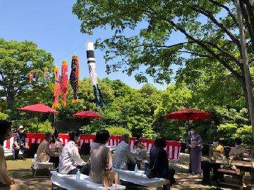 写真：新緑につ包まれての一服