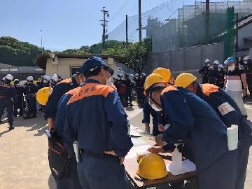 写真：避難者受付訓練の様子