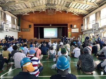 写真：区役所防災担当者からの説明の様子