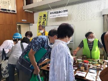 写真：防災持出品の説明の様子