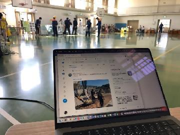 写真：ツイッターでの情報発信の様子