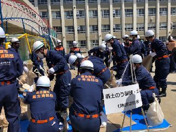 写真：土のうつくり体験の様子