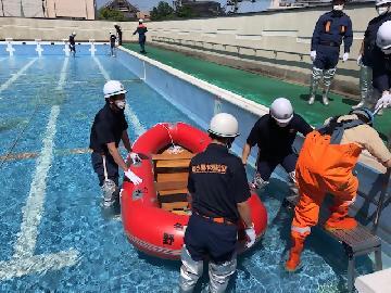 写真：ボートを使っての避難訓練の様子