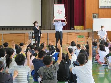 写真：児童を前に話をする区長