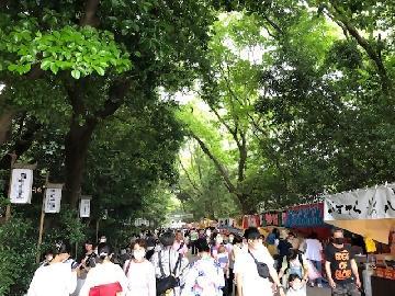 写真：立ち並ぶ「屋台」と行きかう人々