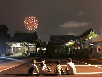 写真：花火を見る子供たち