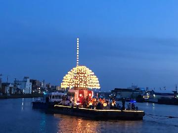 写真：明かりが灯った大まきわら船