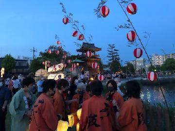 写真：疫病退散のお祈りに集まる人たち