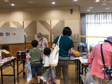 写真：バザーを楽しむ来場者の皆さん1