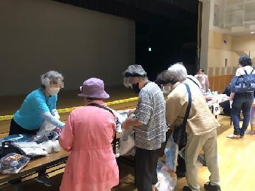 写真：バザーを楽しむ来場者の皆さん2