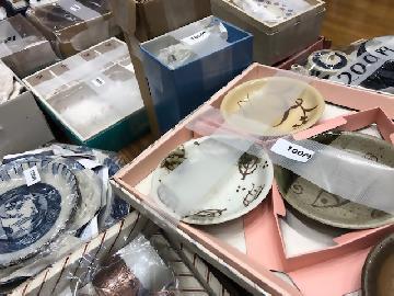 写真：たくさん並んだ出品された陶磁器