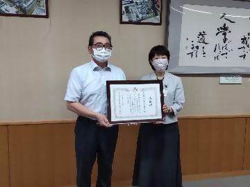 写真：熱田区医師会へ感謝状を渡す