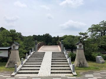 写真：裁断橋と擬宝珠が復元された堀尾跡公園
