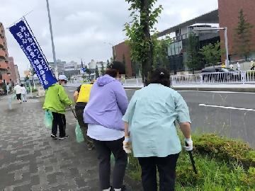 写真：清掃活動をする皆さん