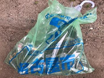 写真：傘や空き缶などのたくさんのごみ