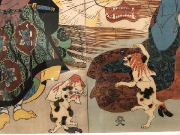 写真：手ぬぐいを被って踊る猫