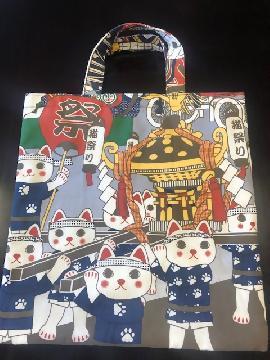 写真：夏らしい猫祭り柄のバッグ