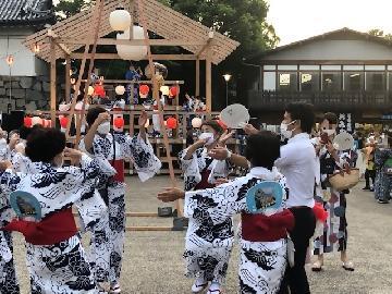 写真：区職員も飛び入り参加して盆踊り
