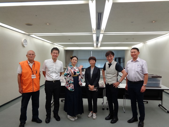 写真：出演者の皆さんと加藤区長