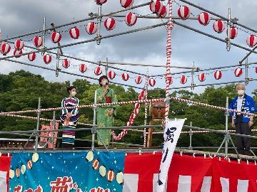 写真：30年ぶりの浴衣で挨拶する区長